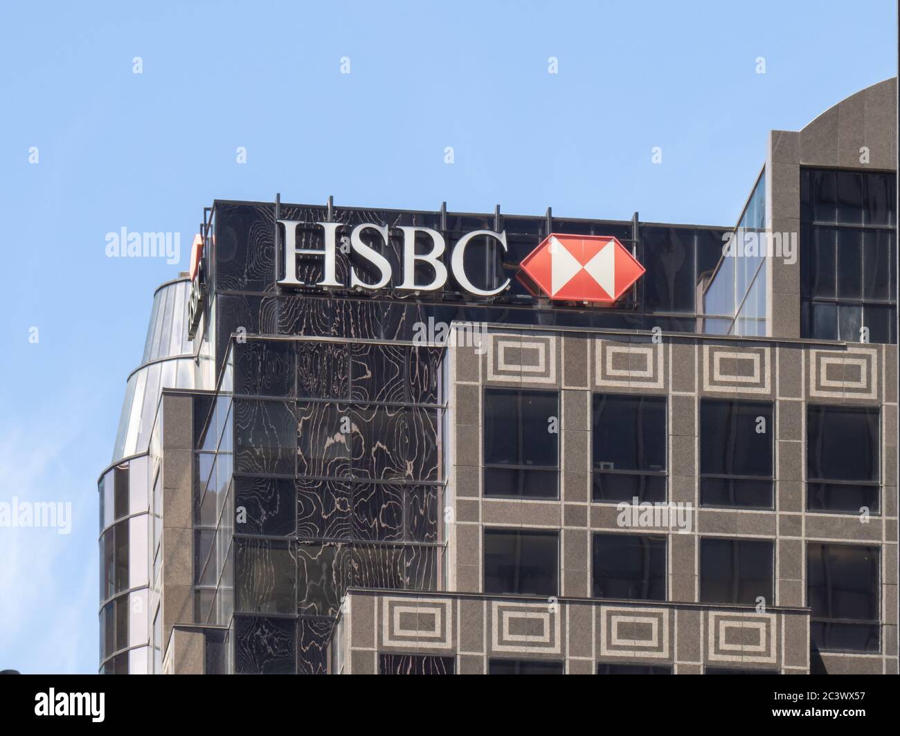 Toronto Kanada, 14. Juni 2020; das markante HSBC-Zeichen an der Wellington Street Hauptniederlassung und Bankfiliale in Toronto Stockfoto