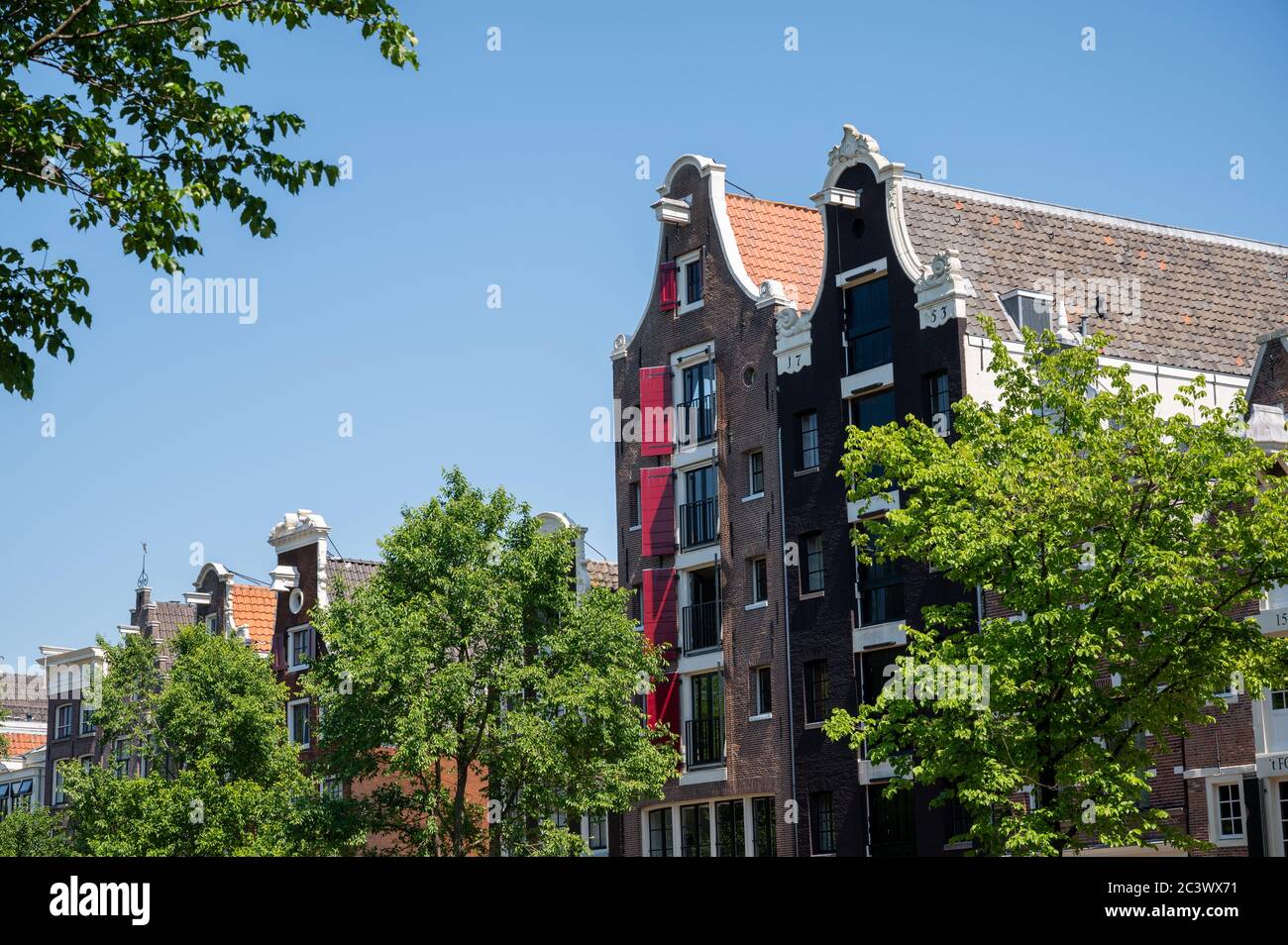 Fassade von Häusern am Ufer des Kanals in Amsterdam, Niederlande Stockfoto