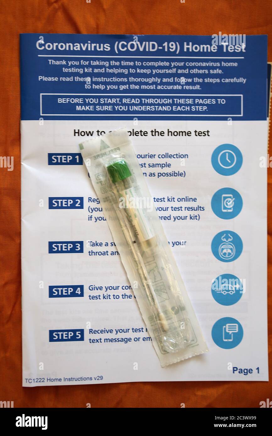 Fragen Sie nach einem Antigentest, um zu überprüfen, ob Sie Coronavirus jetzt haben jeder, der Symptome von Coronavirus (COVID-19) hat, kann nach einem kostenlosen Test fragen, um zu überprüfen, ob sie das Virus haben. Dies wird als Antigentest bezeichnet. Es gibt einen anderen Test (Antikörpertest), der prüft, ob Sie bereits das Virus hatten. Dieser Test ist noch nicht allgemein verfügbar. Sie können sich über Antikörpertests auf GOV.UK informieren. Stockfoto