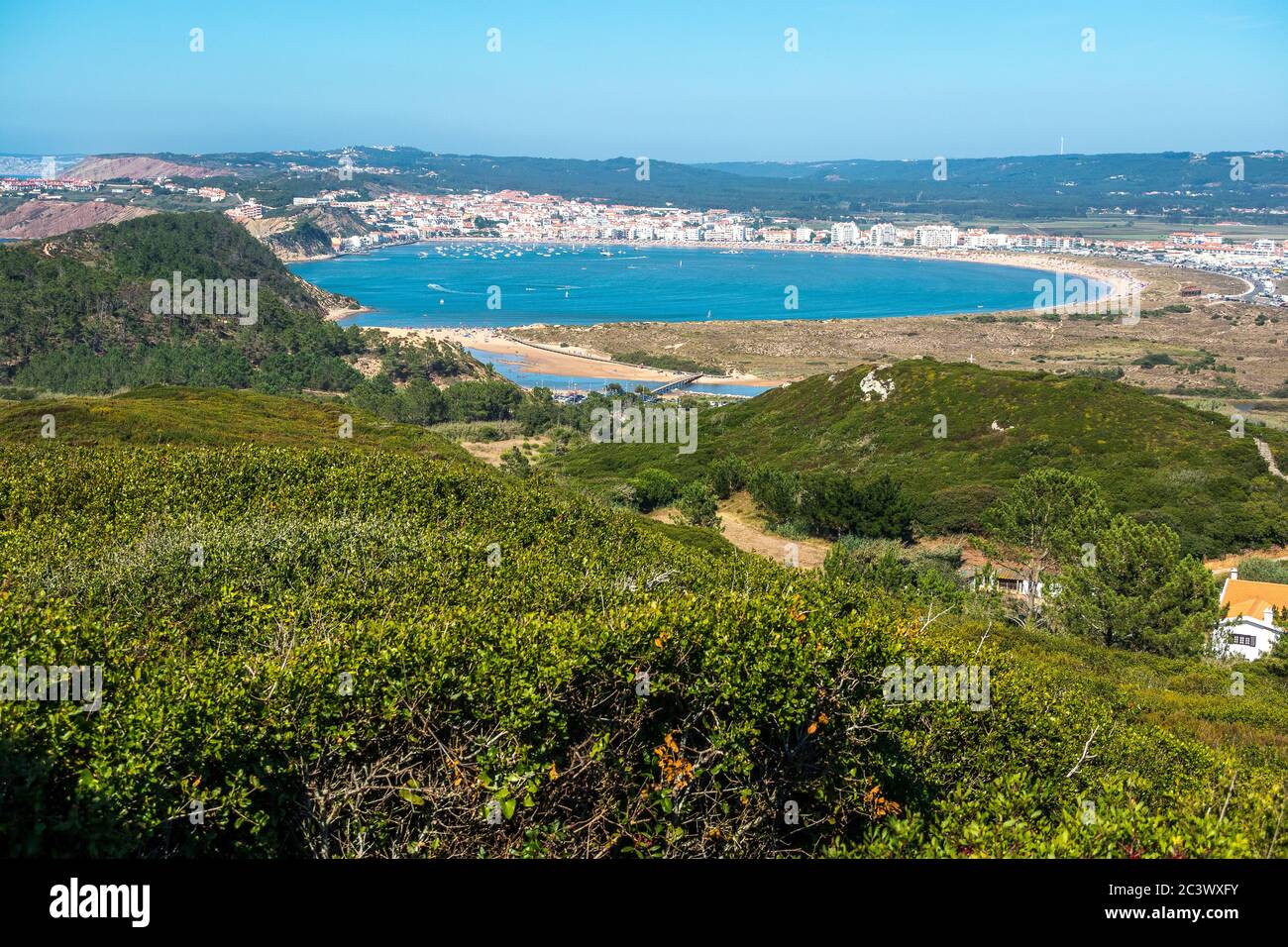 Kreisförmige geschützte Bucht Salir do Porto Portugal Stockfoto