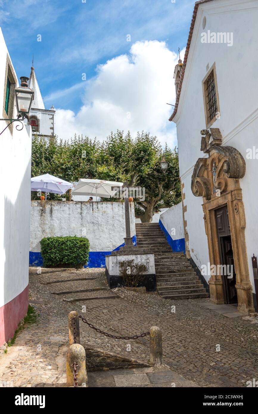 Blick auf gepflasterte enge Gassen im mittelalterlichen Obidos Dorf Portugal Stockfoto