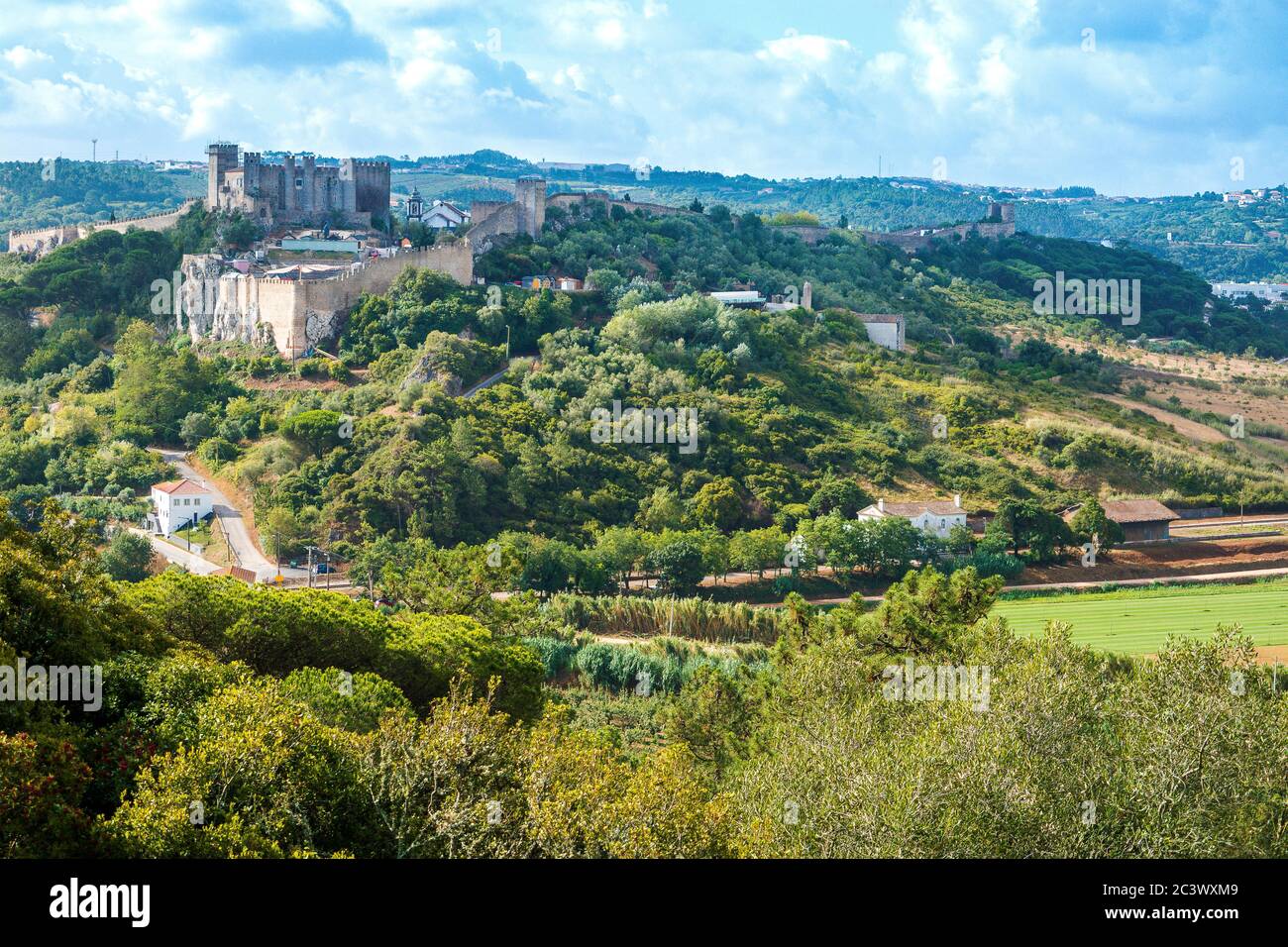 Blick auf die mittelalterliche Burg Óbidos und die Mauern und die umliegende Landschaft Portugal Stockfoto