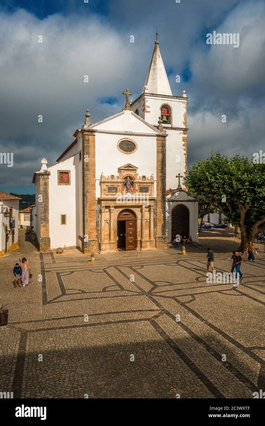 Igreja de Santa Maria Kirche und Santa Maria Platz in Obidos eine befestigte Mauer mittelalterlichen Dorf Portugal Stockfoto