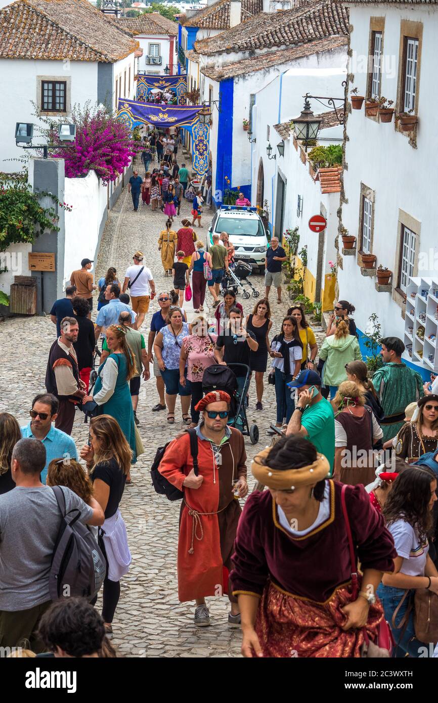 Menschen in den Straßen von Óbidos während des mittelalterlichen Festivals, Portugal Stockfoto