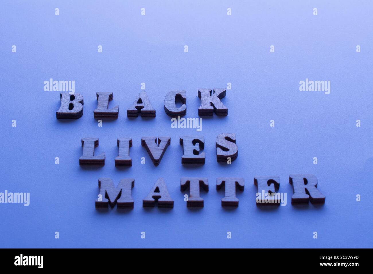 Text Schwarz lebt Materie auf blauem Hintergrund mit. Konzept der Diskriminierung, Rassenprobleme Stockfoto