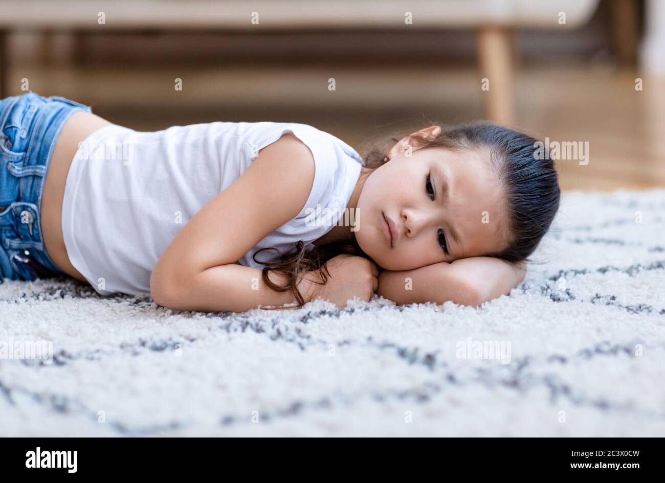 Deprimiert Asiatisch Kind Mädchen Liegend Auf Boden Bei Zuhause Stockfoto
