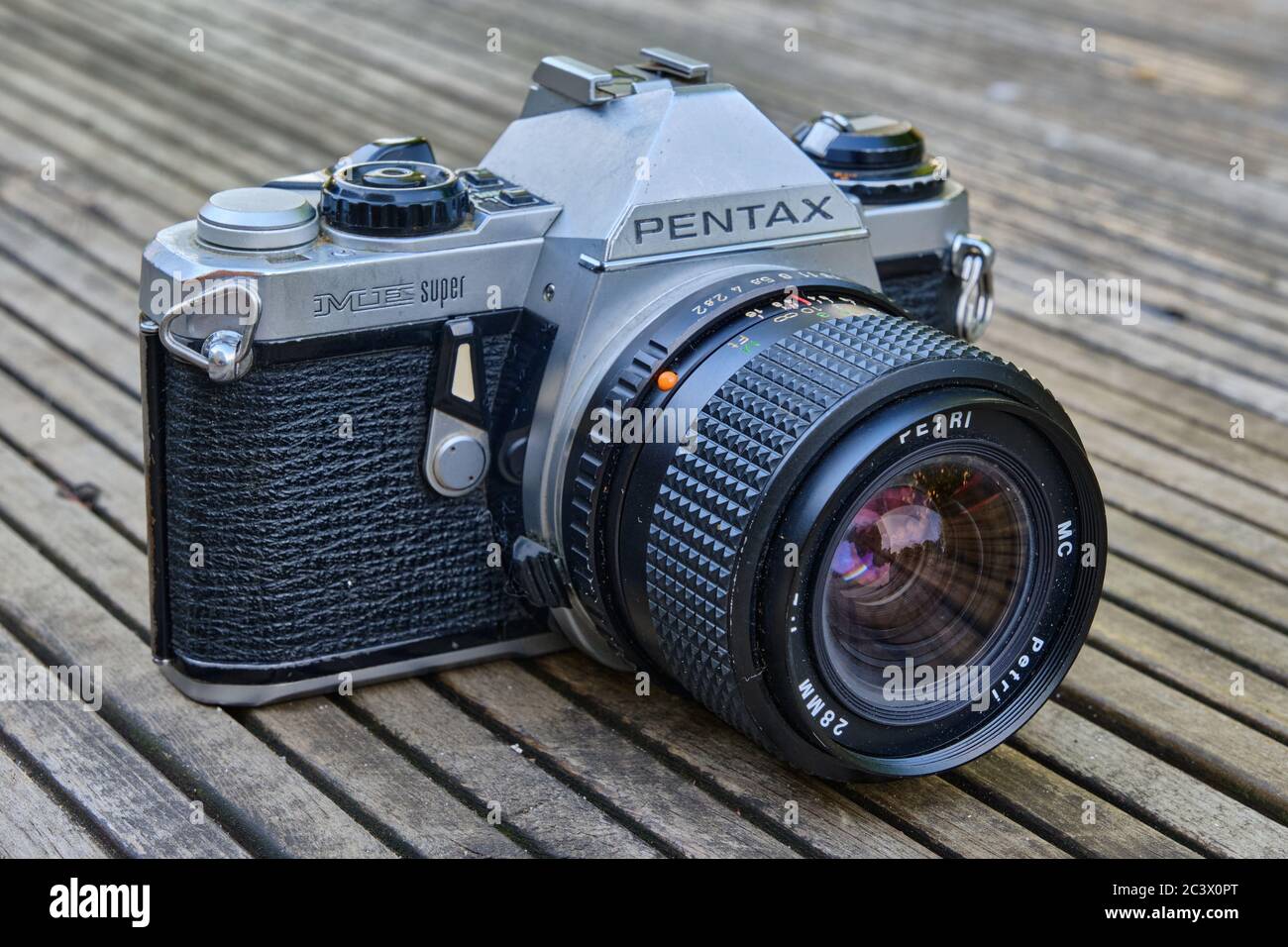 Pentax ME Super 35mm Film spiegelreflexkamera Retro Vintage auf  Holzbrettern, die an einer Seite abgewinkelt sind Stockfotografie - Alamy