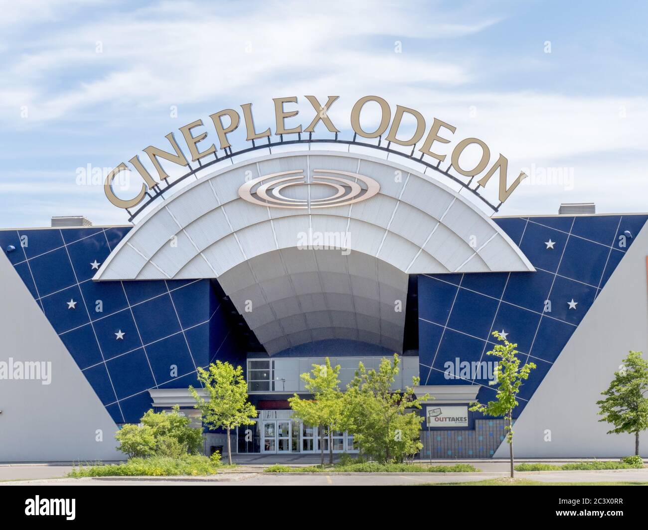 Toronto Kanada, 9. Juni 2020; Blick auf das geschwungene Logo und den falschen Proszenium Bogen eines Cineplex Odeon Multiplex Kinos Stockfoto