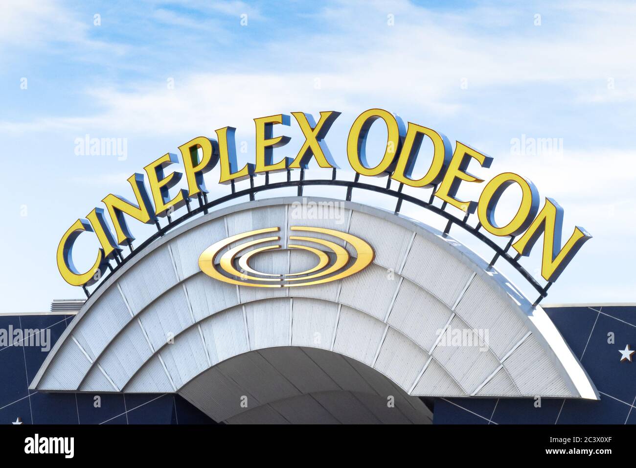 Toronto Kanada, 9. Juni 2020; Blick auf das geschwungene Logo und den falschen Proszenium Bogen eines Cineplex Odeon Multiplex Kinos Stockfoto