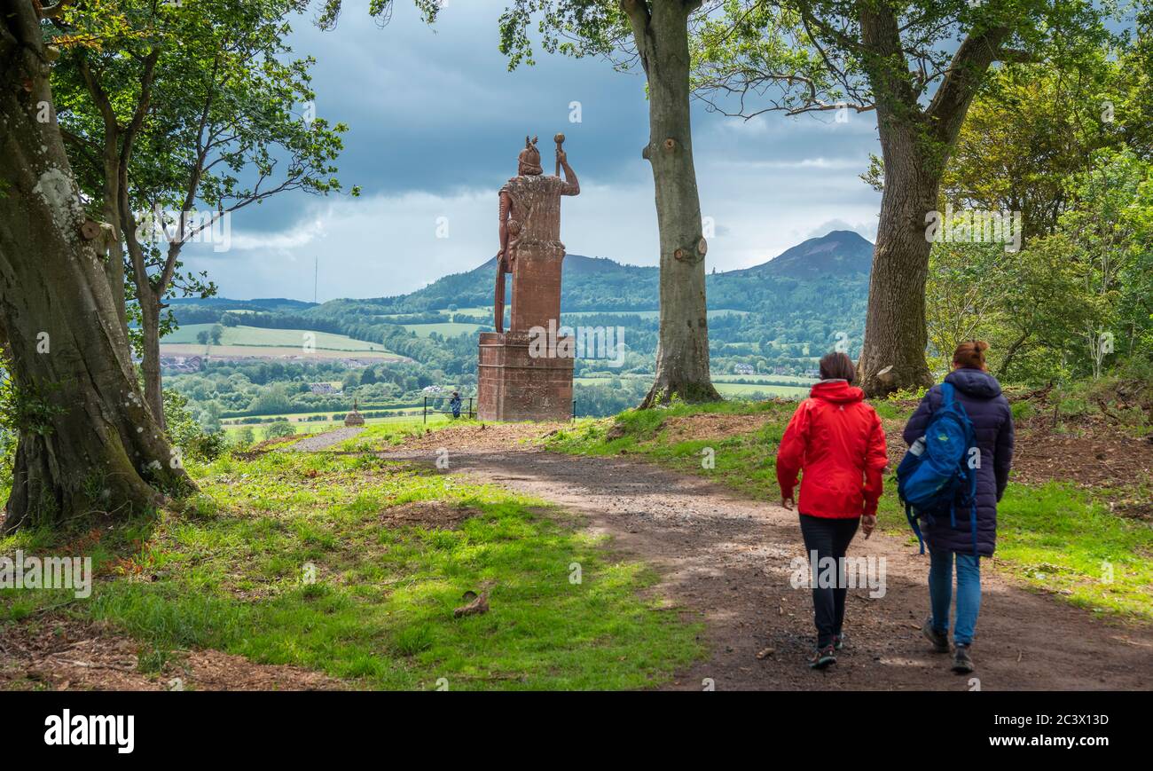 Die William Wallace Statue auf dem Gelände des Bemersyde Anwesens, nahe Melrose in den Scottish Borders ist eine Statue, die William Wallace gedenkt. It Stockfoto