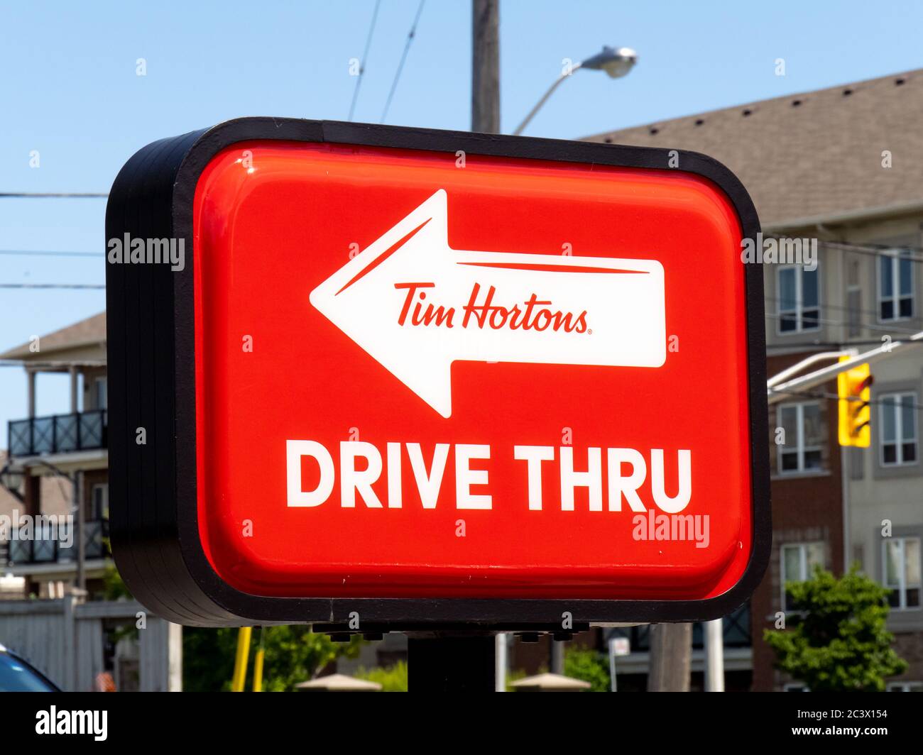 Toronto Kanada, 9. Juni 2020; EIN Drive-Thru-Schild am Tim Horton's Coffee Shop Stockfoto