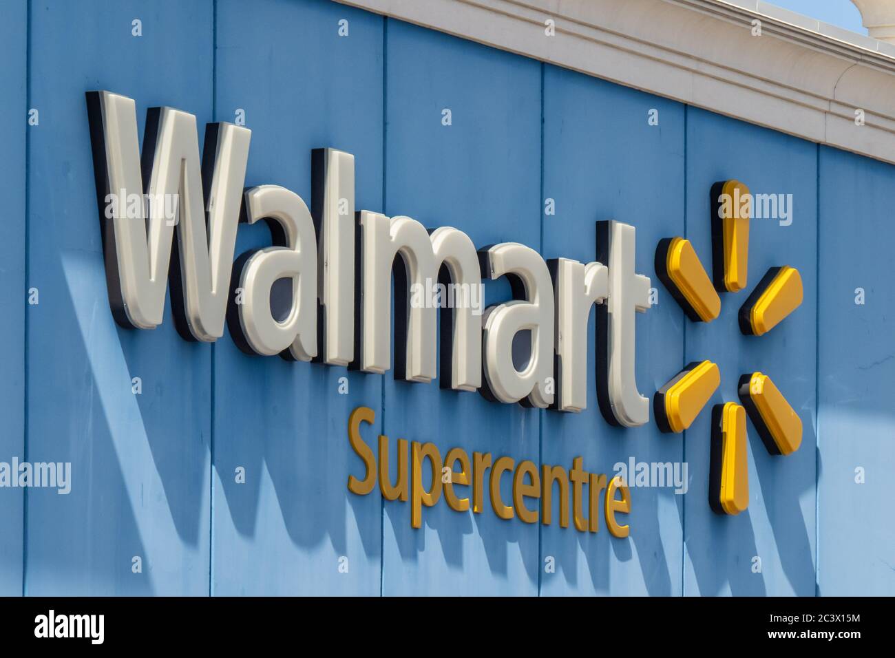 Toronto Kanada, 9. Juni 2020; ein kanadisches Walmart Schaufenster Schild an einem Supercenter Mall Standort Stockfoto