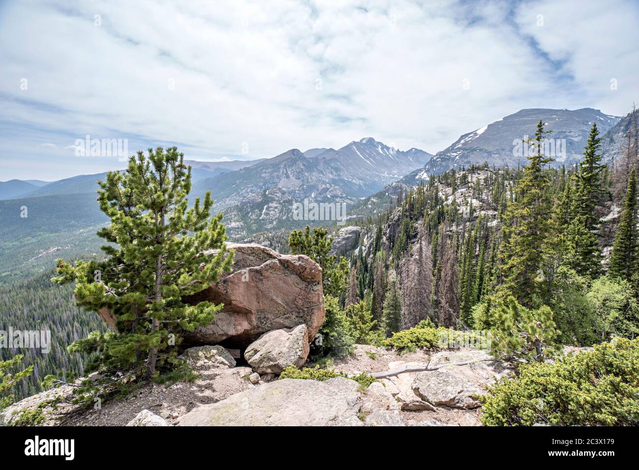 Rocky Mountain National Park Landschaft mit tiefer Tiefenschärfe, dramatisch, wolkigen Himmel, Nahaufnahme Vordergrund, und entfernte Berge Stockfoto