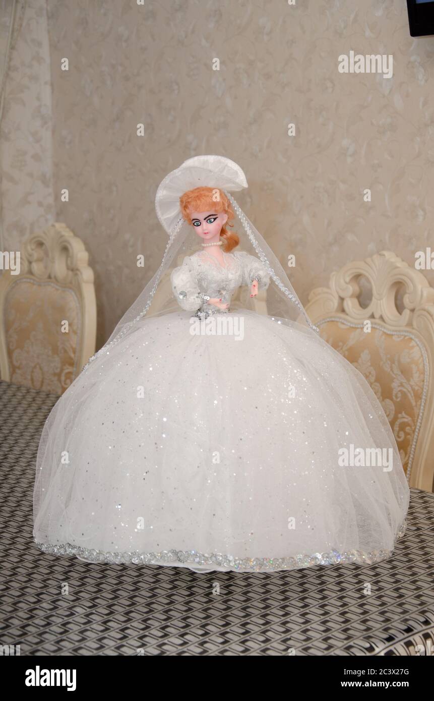 Dekorative Puppe mit einem weißen Hochzeitskleid. Dekorative Hochzeit Ornament. Illustrative redaktionelle Beiträge. Die Puppe ist in einem weißen Kleid. Puppe in einem weißen Stockfoto