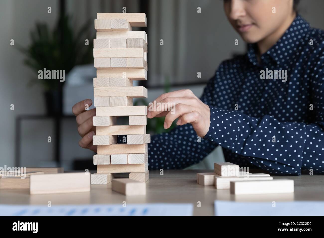 Indische Geschäftsfrau bauen Turm aus Holzblöcken spielen bauen Spiel Stockfoto