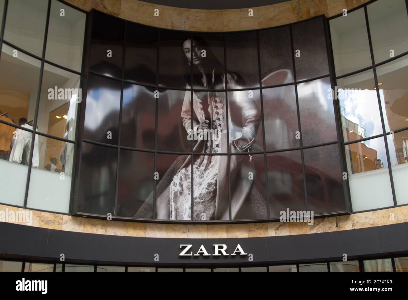 ZARA Logo für spanische Bekleidungsgeschäfte. Zara ist die wichtigste Modemarke für Kinder und Erwachsene der spanischen Firma Inditex, die ebenfalls besitzt Stockfoto