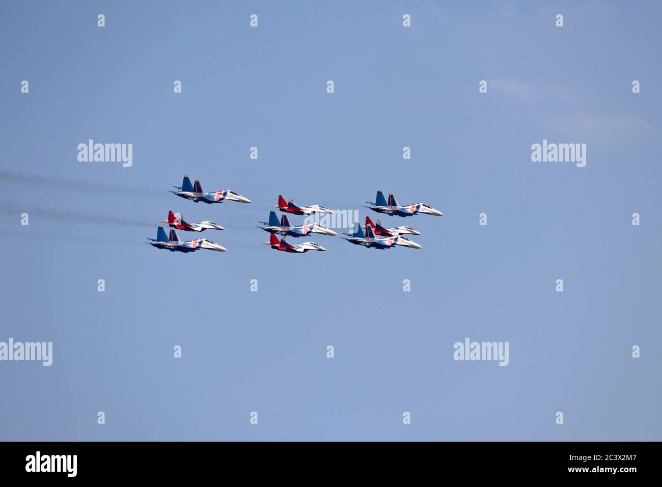 Russische Luftstreitkräfte Jet-Kämpfer Mig-29 Fulcrum führen Demonstrationsflüge in den Himmel während der Proben der Siegesparade, selektiver Fokus Stockfoto