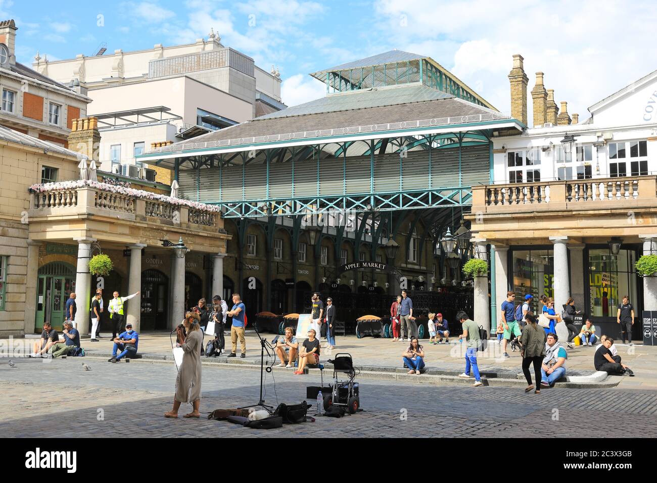 Ein Sänger, der auf der Piazza in Covent Garden zurückkehrt, während langsam die Leute wieder rausgehen, als die Einschränkungen des Coronavirus aufsteigen, in London, Großbritannien Stockfoto