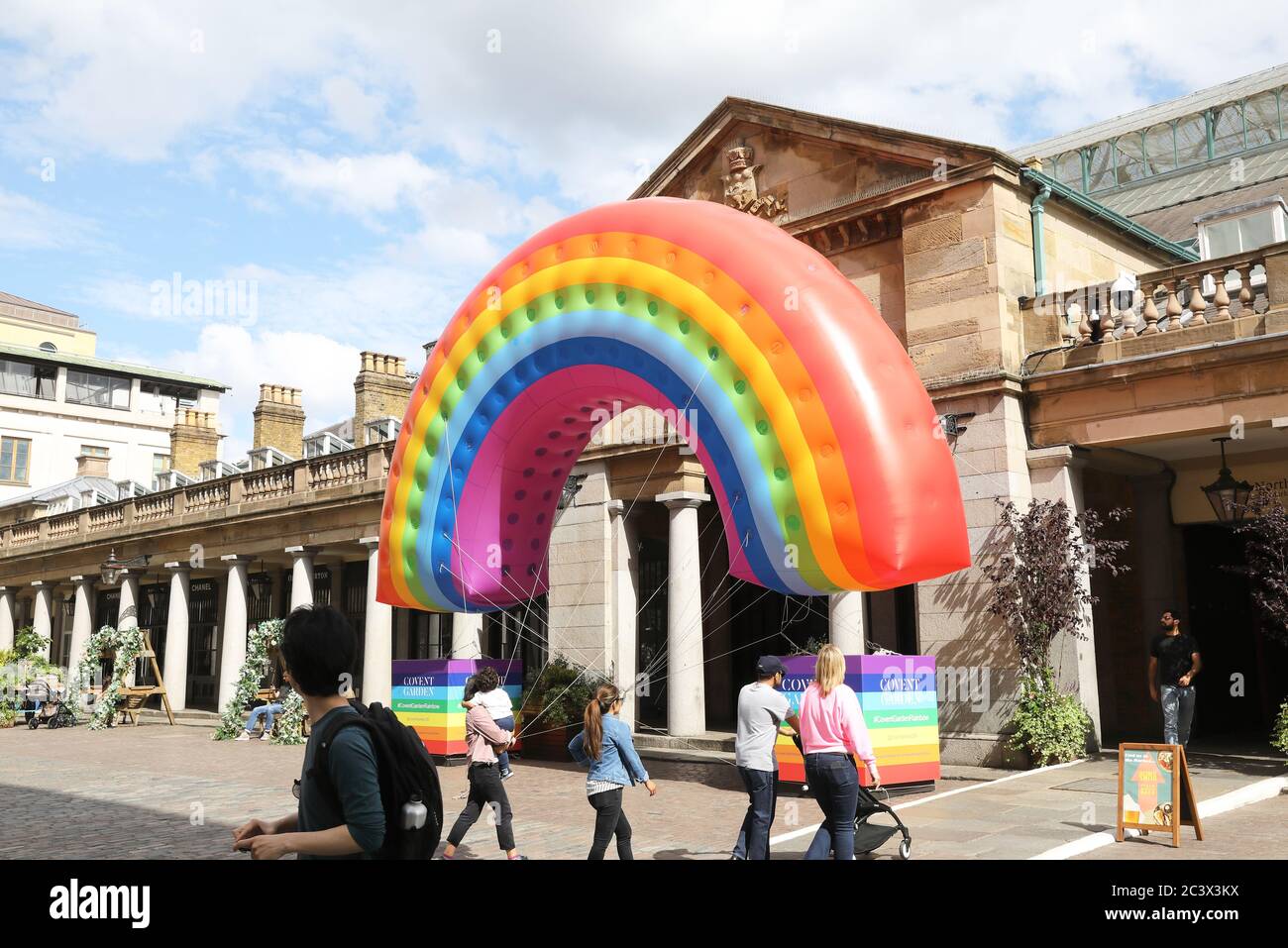 Aufblasbarer Regenbogen in Covent Garden installiert, um Kunden zur Rückkehr zu ermutigen, da die Einschränkungen für Coronaviren gelockert werden und Geschäfte und Restaurants in London, Großbritannien, wieder eröffnet werden Stockfoto