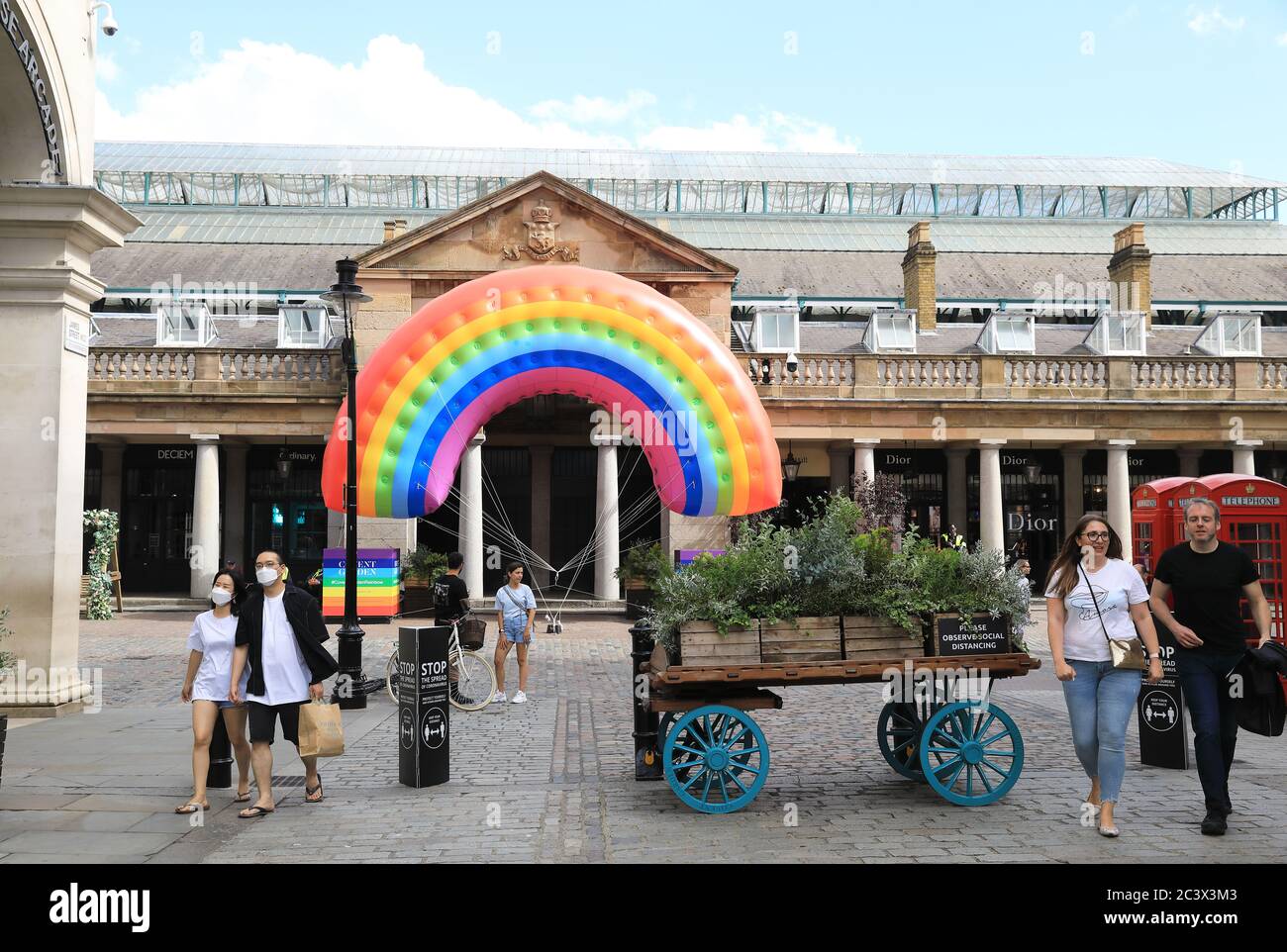 Aufblasbarer Regenbogen in Covent Garden installiert, um Kunden zur Rückkehr zu ermutigen, da die Einschränkungen für Coronaviren gelockert werden und Geschäfte und Restaurants in London, Großbritannien, wieder eröffnet werden Stockfoto