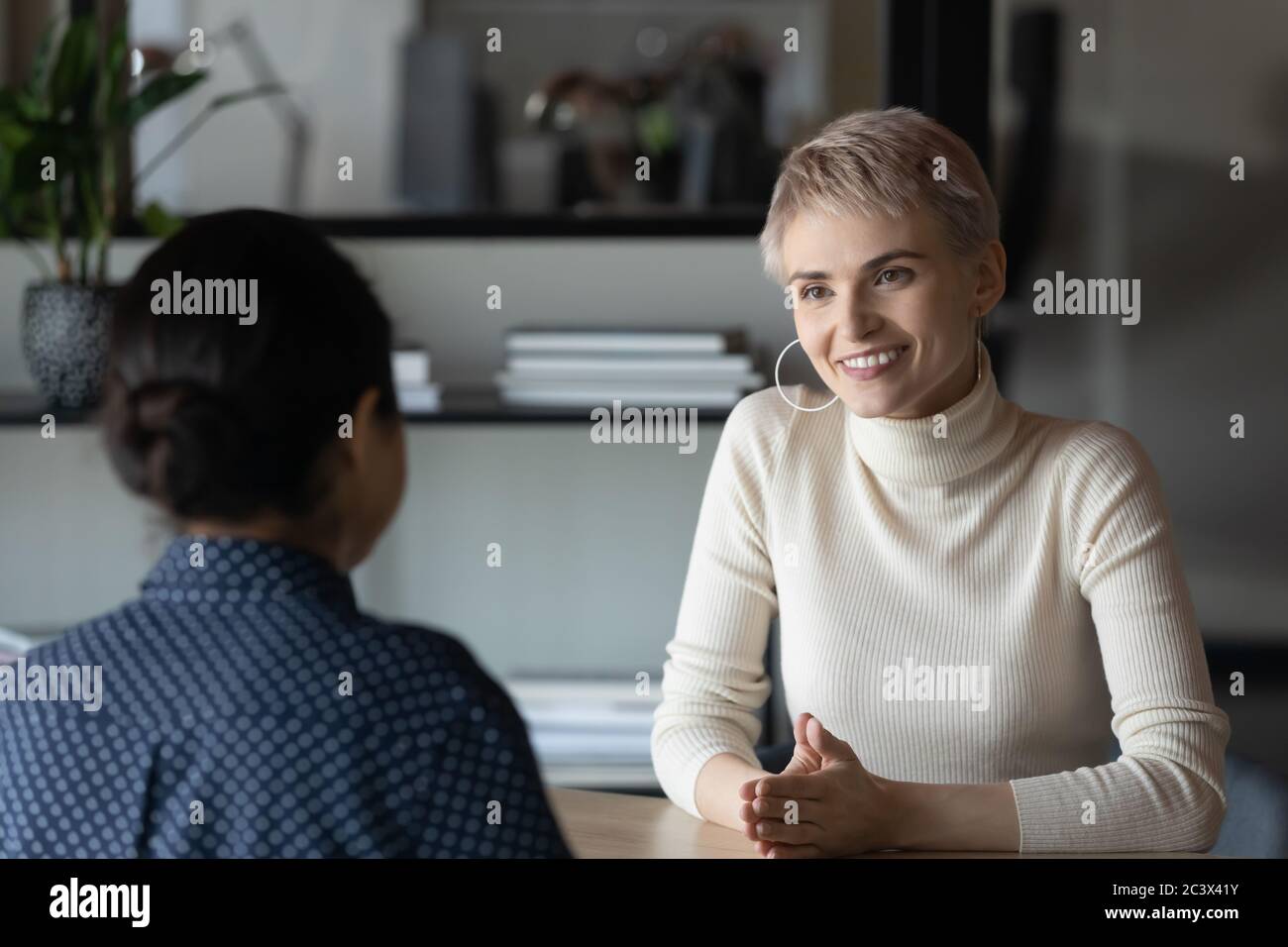 HR-Manager und Kandidat für eine offene Stelle im Vorstellungsgespräch Stockfoto