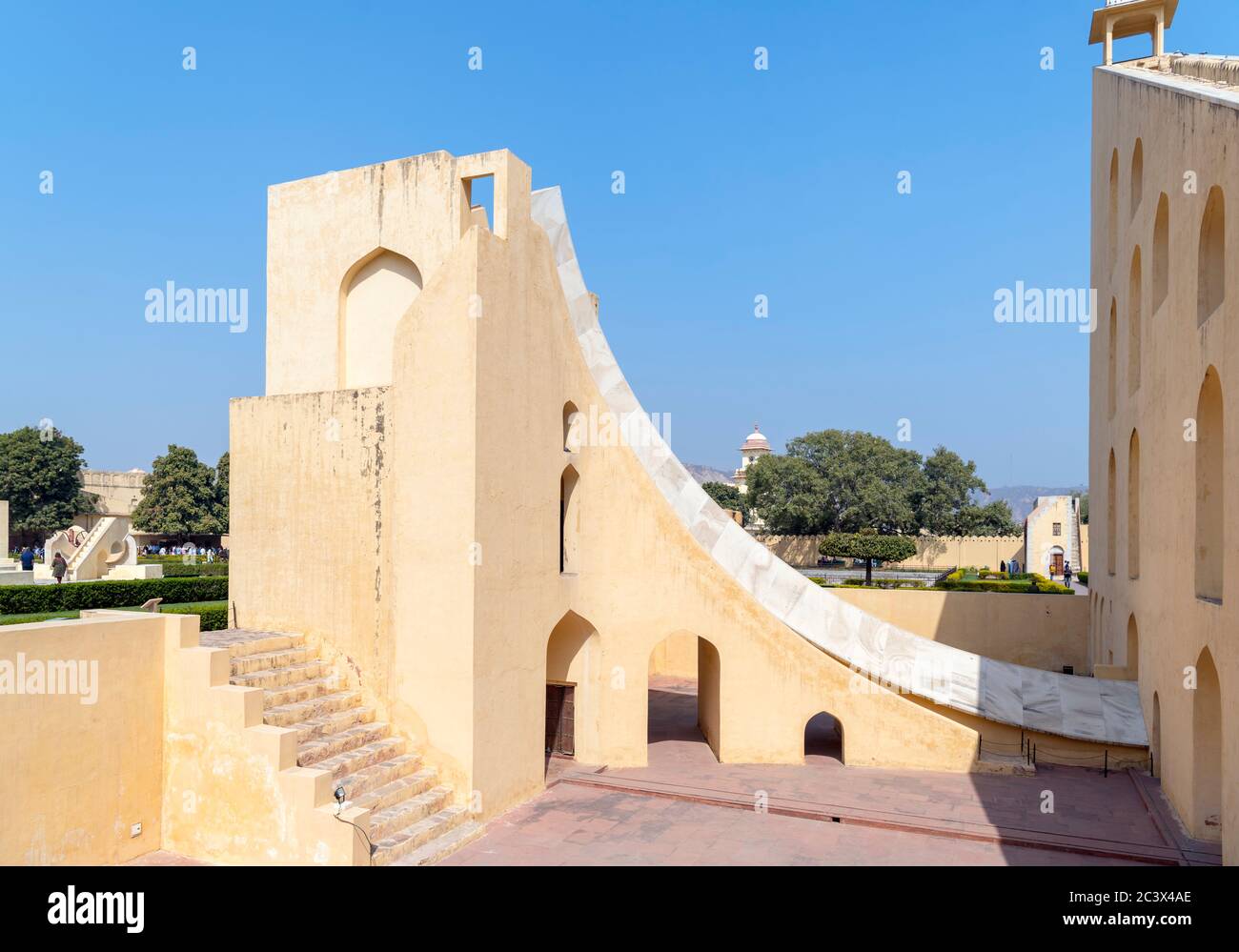 Vrihat Samrat Yantra (eine riesige Sonnenuhr) bei Jantar Mantar, eine Sammlung von neunzehn architektonischen astronomischen Instrumenten in Jaipur, Rajasthan, Indien Stockfoto