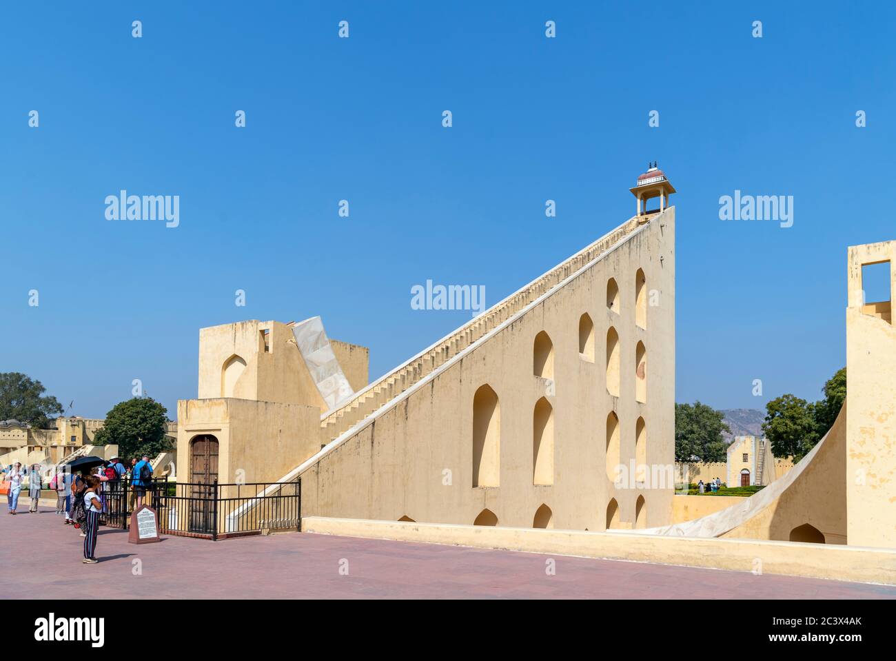 Vrihat Samrat Yantra (eine riesige Sonnenuhr) bei Jantar Mantar, eine Sammlung von neunzehn architektonischen astronomischen Instrumenten in Jaipur, Rajasthan, Indien Stockfoto
