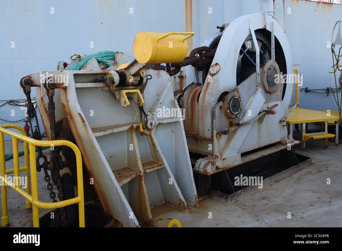 Voranker und Ankerwinde, Ankerwinde, im Handelscontainer mit gelbem Kettenstopper, leicht verrostet Stockfoto