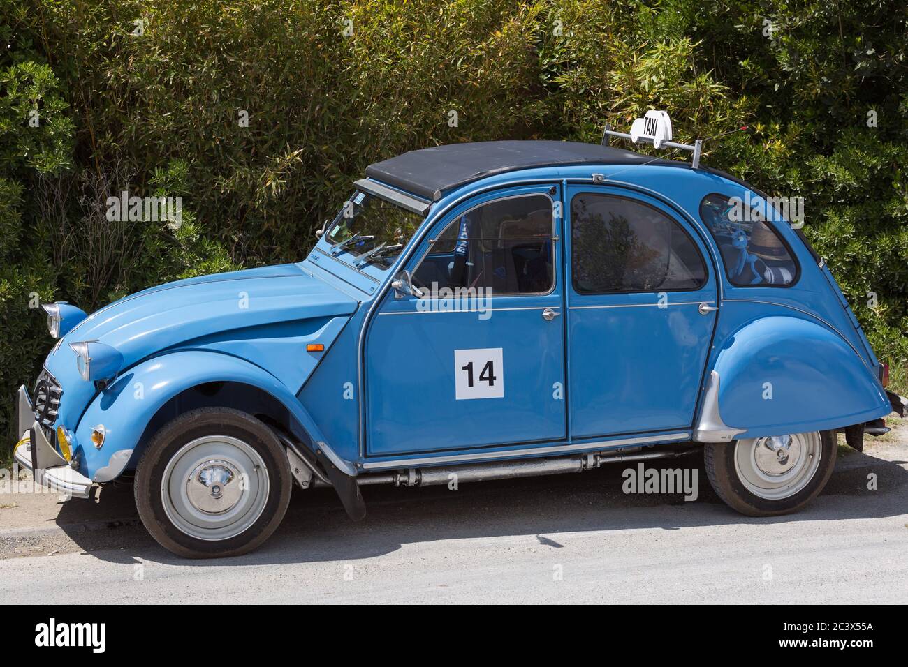2cv Französisches Auto auf der Insel oo RE, Frankreich Stockfoto