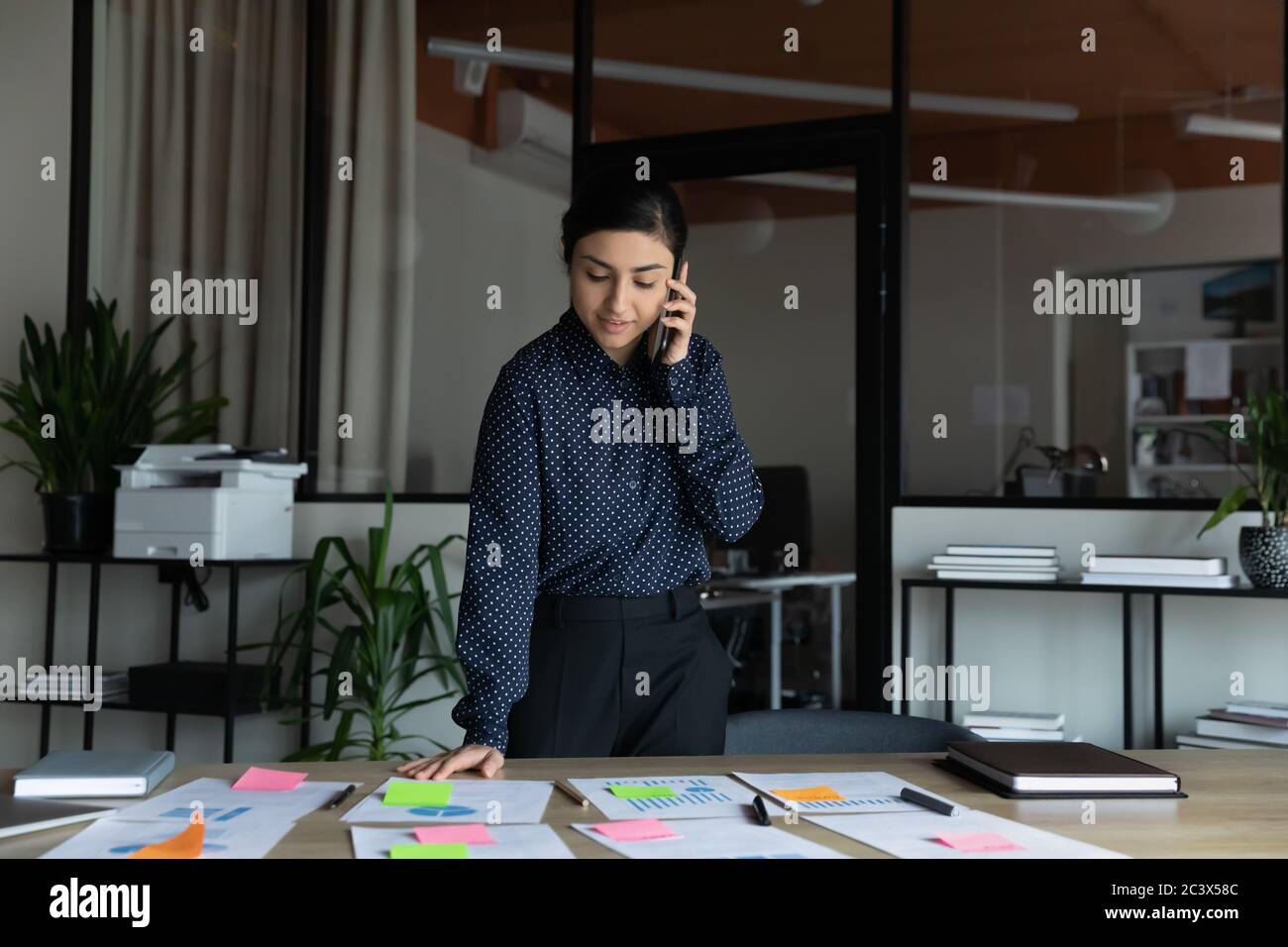 Indische Geschäftsfrau Projektleiter telefonische Gespräche während der Präsentationsvorbereitung Stockfoto