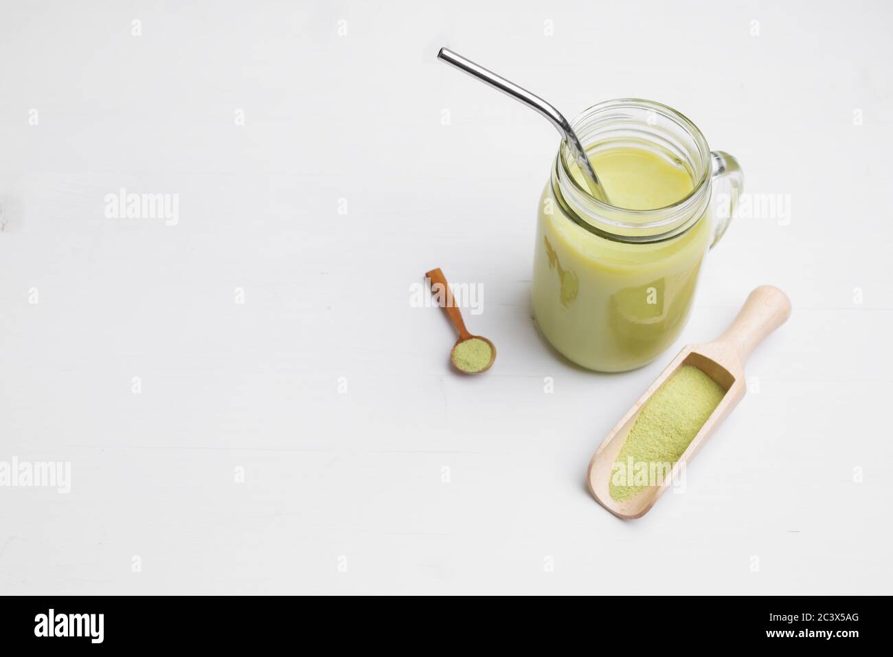 Matcha Latte mit Kokosmilch im Glas auf weißem Hintergrund Stockfoto