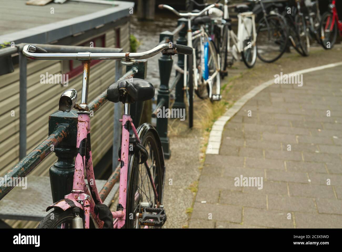 Holländische Fahrräder in den Straßen von Amsterdam Stockfoto