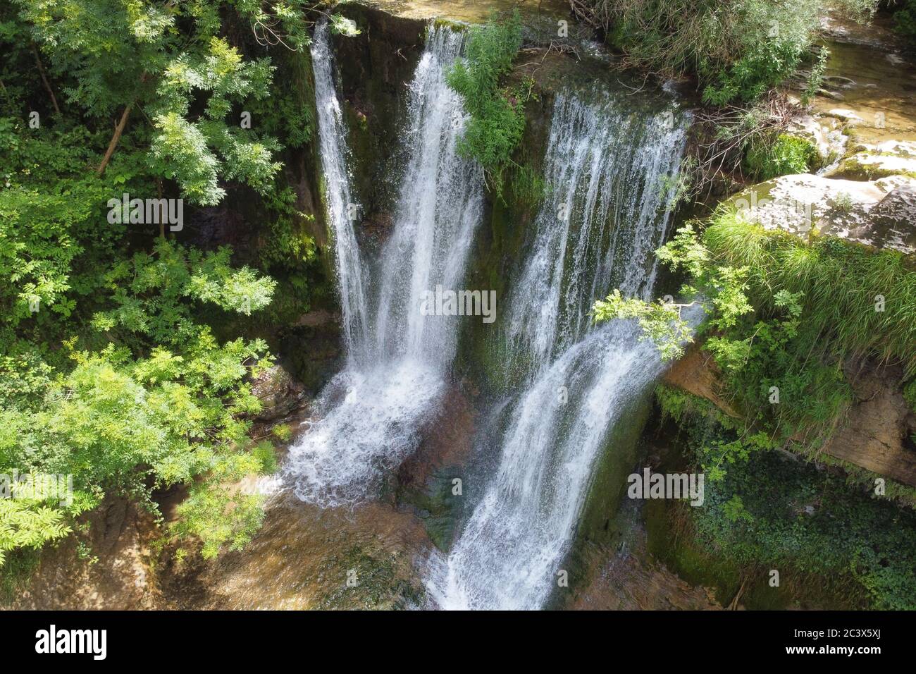 Idyllischer Regenwald Wasserfall, Bach fließt in den üppigen grünen Wald. Hochwertige Bilder. Stockfoto