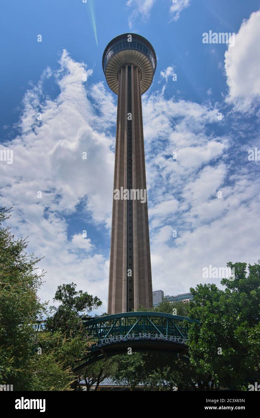 Ground View Tower of america mit Gehweg vor seiner 750 Meter hohen Struktur, die spektakuläre Aussicht auf die Innenstadt von san antonio bietet. Stockfoto