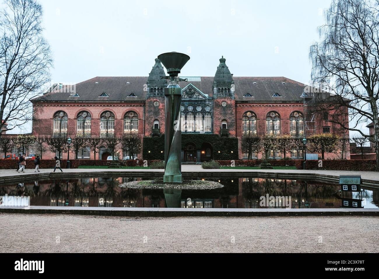 Kopenhagen / Dänemark - November 2019: Schöner königlicher Bibliotheksgarten im Stadtzentrum. Moody Vibe an einem Prognosetag. Gebäudefassade mit einem Brunnen Stockfoto