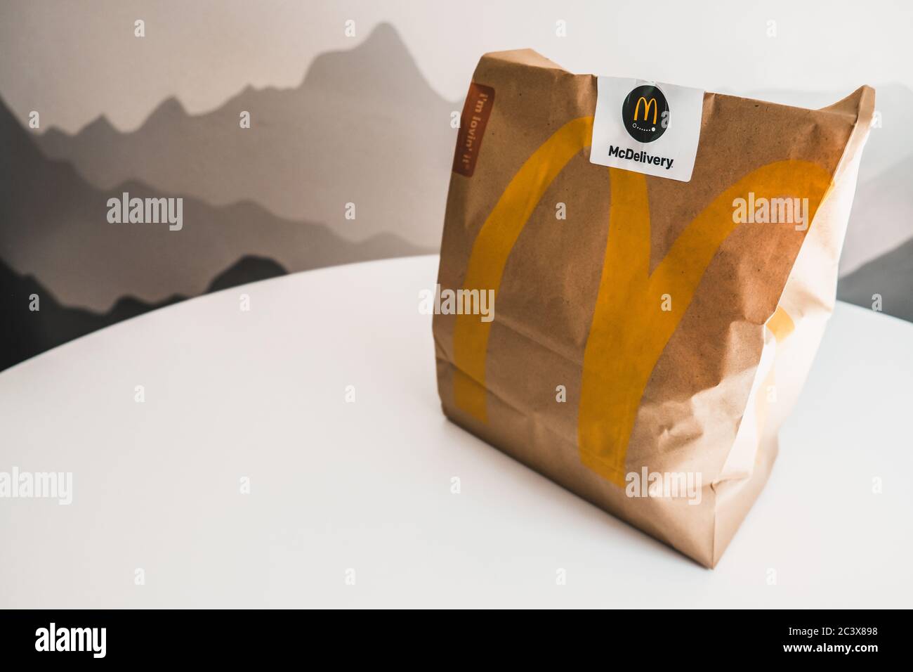 Lviv / Ukraine - April 2020: Ungesunde Ernährung zu Hause während der Isolierung des Coronavirus-Ausbruchs. Bestellung von McDonalds Essen zum Mitnehmen. Papiertüte auf einem Tisch Stockfoto