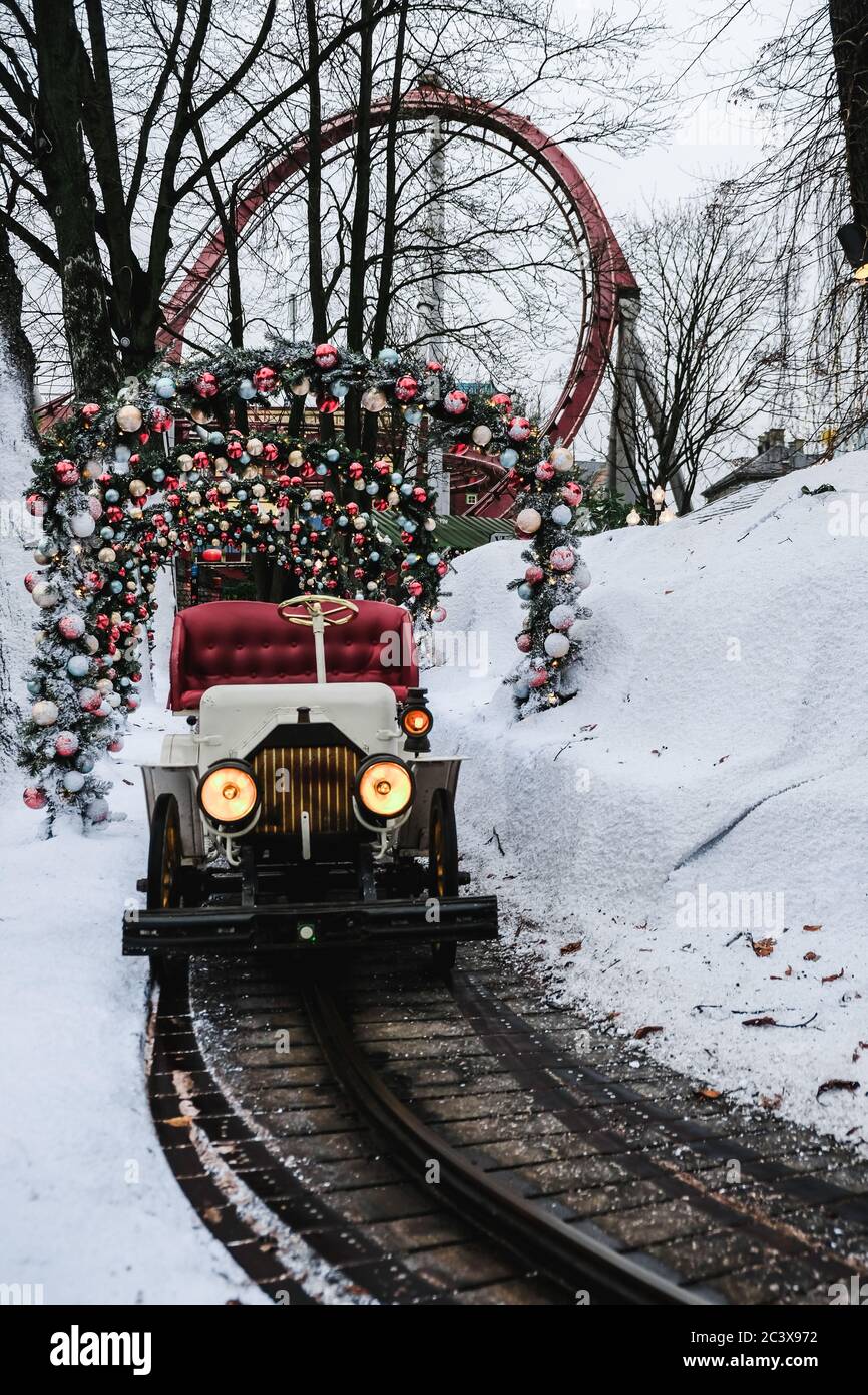 Kopenhagen / Dänemark - November 2019: Weihnachtliche Themen geschmückte Bahn im Vergnügungspark Tivoli Gardens. Keine Menschen, Scheinwerfer an Stockfoto