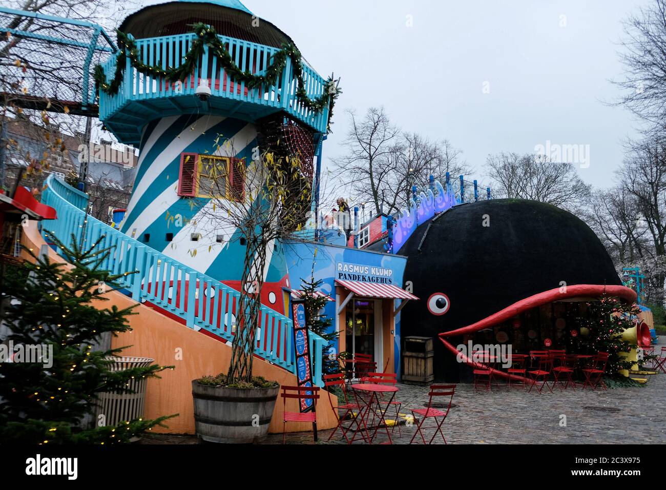 Kopenhagen / Dänemark - November 2019: Leerer Spielplatz in den Tivoli Gärten während der Weihnachtszeit. Dekorierter Park für Touristen. Berühmter Urlaubsort Stockfoto