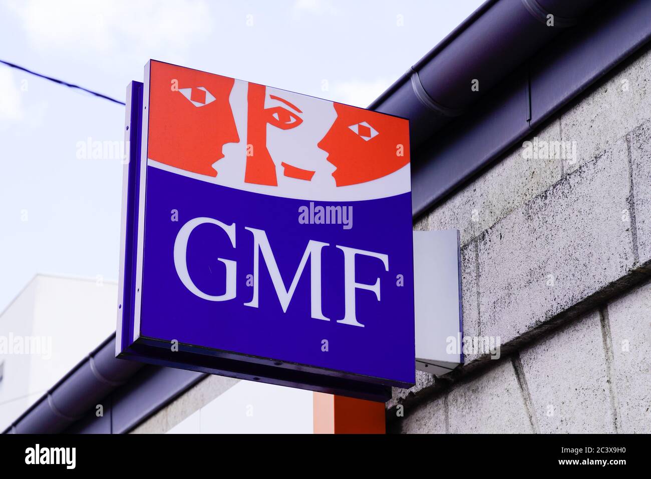 Bordeaux , Aquitaine / Frankreich - 06 20 2020 : GMF Logo Schild Straße für Versicherungsgesellschaft der französischen Finanzdienstleistungsbüro Agentur Stockfoto