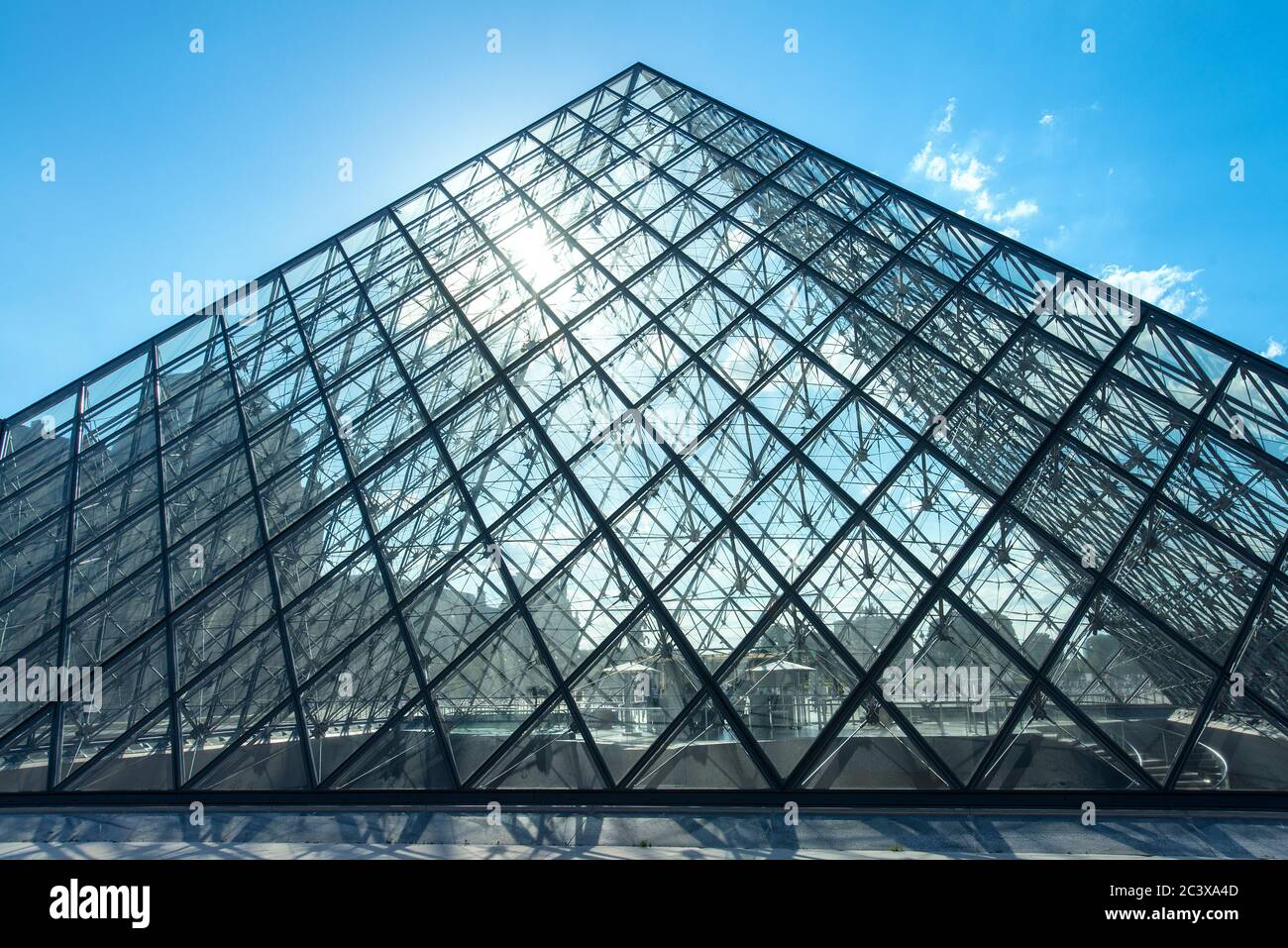 Frankreich Glas Pyramide Louvre Museum Stockfotos – XORQ