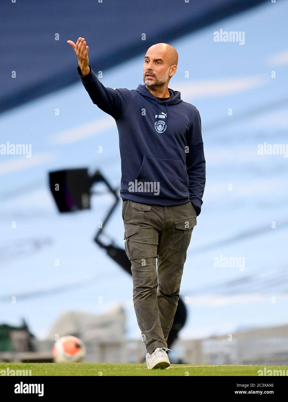 Manchester City Manager Pep Guardiola Gesten auf dem touchline während der Premier League Match an der Etihad Stadium, Manchester. Stockfoto