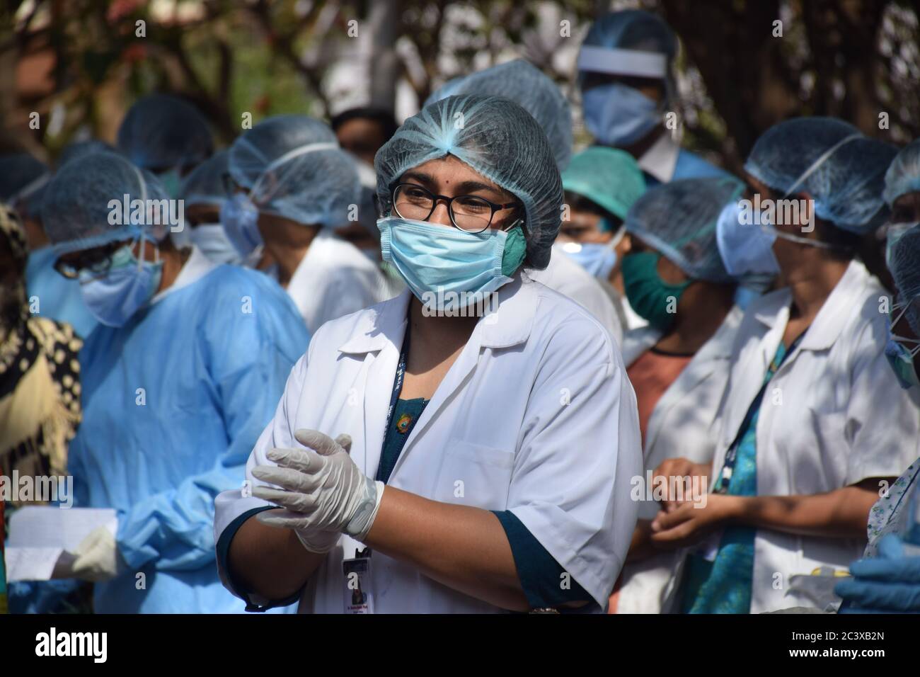 10. Mai 2020 - Pune, Indien: Medizinisches Personal verabschiedet Patienten, die nach Behandlung des pandemischen Coronavirus von NICMAR entlassen wurden Stockfoto