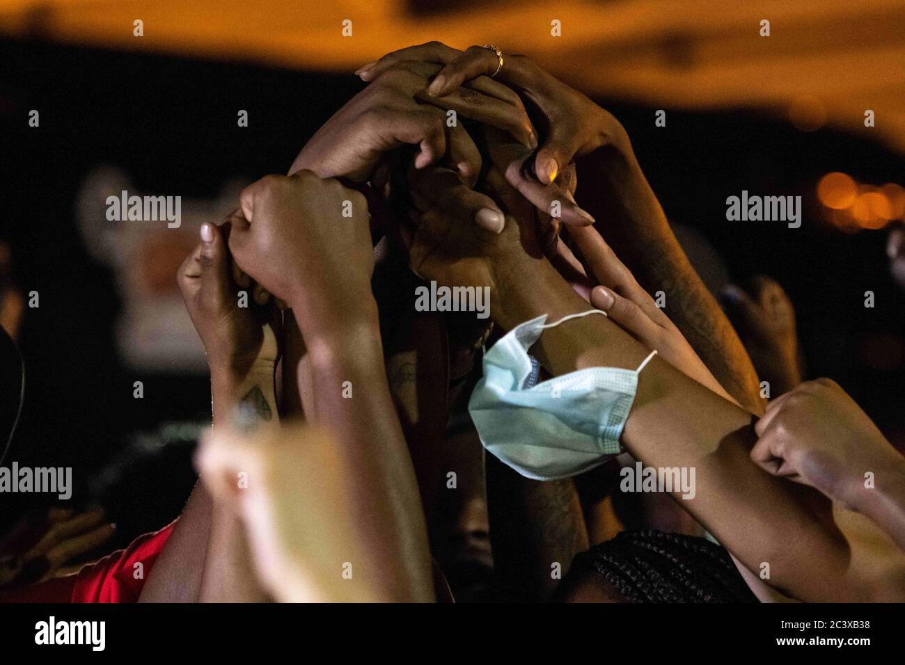 20. Juni 2020, Tulsa, Oklahoma, USA: Nach der Kundgebung von Präsident Trump versammelten sich eine große Gruppe von Demonstranten nur wenige Schritte vom BOK-Zentrum entfernt. Die friedliche Demonstration wurde von Polizeihorden und einem Schwarm von Pfeffergeschossen getroffen. Als sich die Polizei von der wütigen Menge zurückzog, entschieden sich die Demonstranten, in den Greenwood District und die Black Wall Street, den Ort des Rennmassakers von 1921 in Tulsa, zurückzukehren. Nach der Ankunft in Greenwood wurden die Demonstranten von einem DJ, der zufällig auf der Black Wall Street spielte, getroffen. Die Demonstranten, die aus vielen verschiedenen Rassen und Hintergründen gemacht wurden, feierten dif Stockfoto