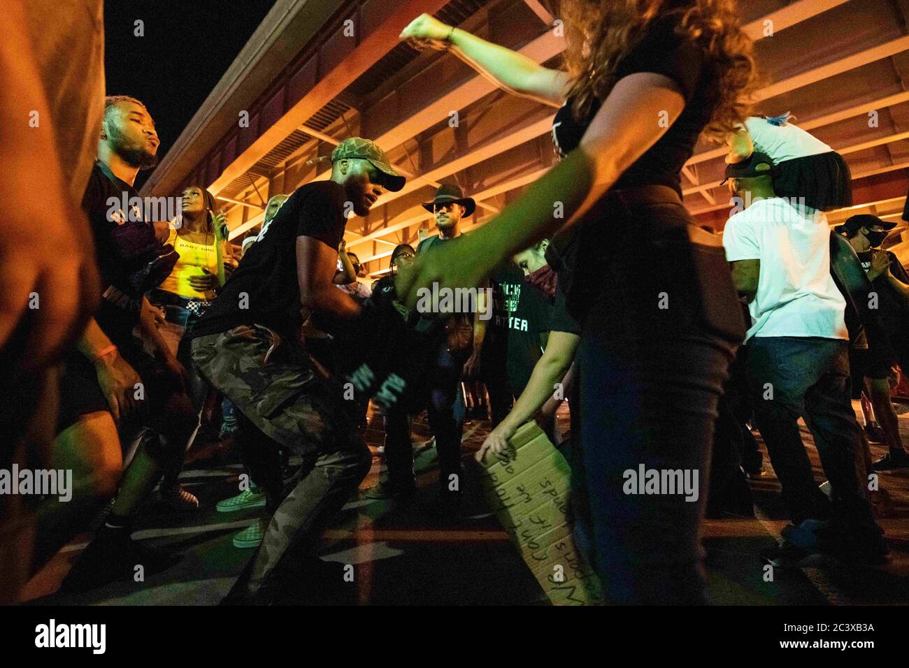 20. Juni 2020, Tulsa, Oklahoma, USA: Nach der Kundgebung von Präsident Trump versammelten sich eine große Gruppe von Demonstranten nur wenige Schritte vom BOK-Zentrum entfernt. Die friedliche Demonstration wurde von Polizeihorden und einem Schwarm von Pfeffergeschossen getroffen. Als sich die Polizei von der wütigen Menge zurückzog, entschieden sich die Demonstranten, in den Greenwood District und die Black Wall Street, den Ort des Rennmassakers von 1921 in Tulsa, zurückzukehren. Nach der Ankunft in Greenwood wurden die Demonstranten von einem DJ, der zufällig auf der Black Wall Street spielte, getroffen. Die Demonstranten, die aus vielen verschiedenen Rassen und Hintergründen gemacht wurden, feierten dif Stockfoto