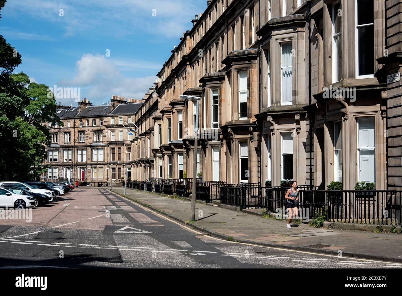 Eine Läuferin, die in Drumsheugh Gardens im West End von Edinburgh, Schottland, Großbritannien, läuft. Stockfoto Eine Läuferin, die in Drumsheugh Gardens im West End von Edinburgh, Schottland, Großbritannien, läuft. Stockfoto