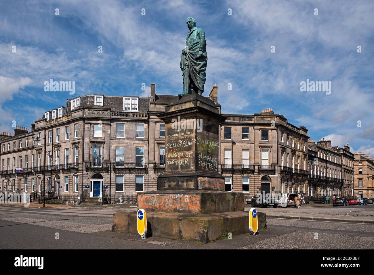 Statue von Robert Dundas, 2. Viscount Melville, Sohn von Henry Dundas gemalt mit Black Lives Matter Graffiti. Edinburgh, Schottland, Großbritannien. Stockfoto