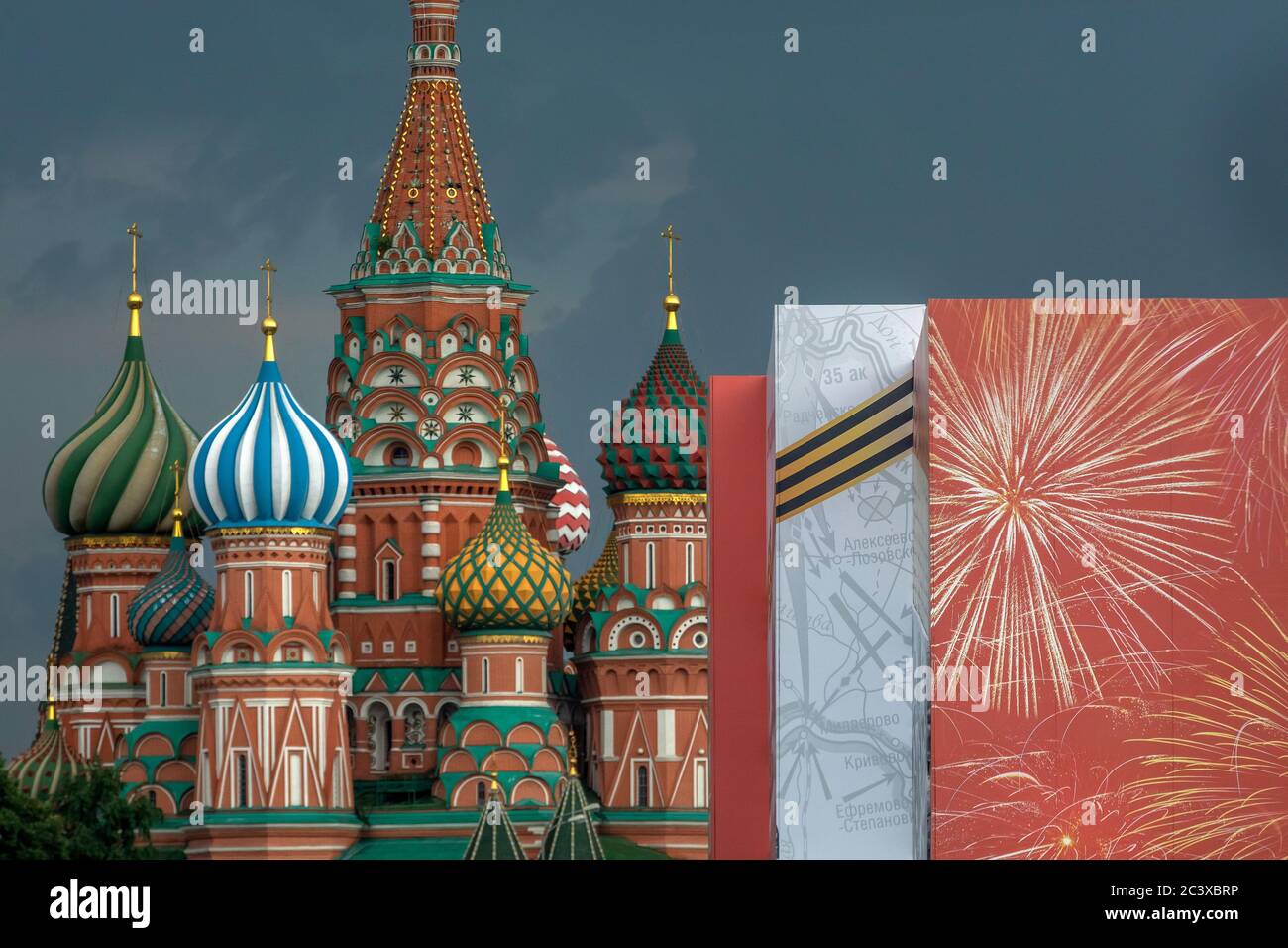 Moskau, Russland. 19. Juni 2020 EINE Dekoration des Roten Platzes im Zentrum von Moskau, die der Militärparade anlässlich des 75. Jahrestages des Sieges über Nazi-Deutschland im Großen Vaterländischen Krieg von 1941-1945 gewidmet ist, auf dem Hintergrund der Basilius-Kathedrale Stockfoto