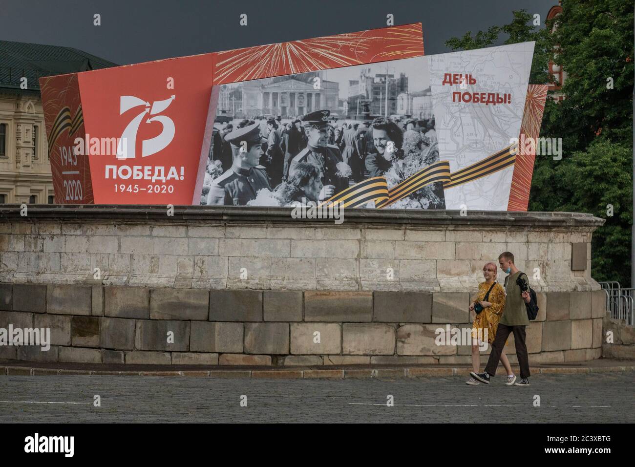 Moskau, Russland. 19. Juni 2020 DIE Dekoration des Roten Platzes im Zentrum Moskaus, die der Militärparade anlässlich des 75. Jahrestages des Sieges über Nazi-Deutschland im Großen Vaterländischen Krieg 1941-1945 gewidmet ist. Paraden des Siegestages in ganz Russland wurden vom 9. Mai auf den 24. Juni verschoben, da im Zusammenhang mit der Pandemie des neuartigen Coronavirus COVID-19 Beschränkungen auferlegt wurden Stockfoto