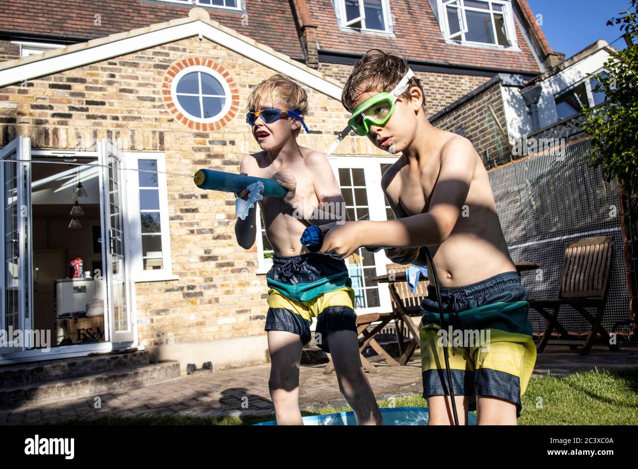 Junge Jungen genießen das warme Wetter in London, als diese Woche eine Mini-Hitzewelle in Großbritannien eintrifft, mit Temperaturen von 32 Grad prognostiziert. Stockfoto