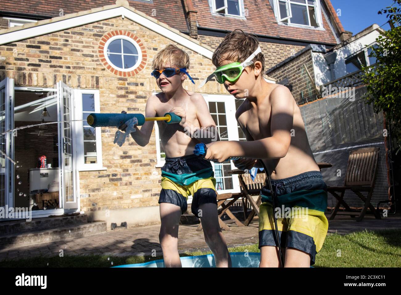 Junge Jungen genießen das warme Wetter in London, als diese Woche eine Mini-Hitzewelle in Großbritannien eintrifft, mit Temperaturen von 32 Grad prognostiziert. Stockfoto